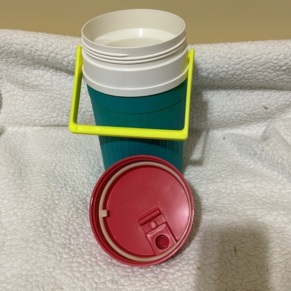 Vintage igloo 1/2 gallon water Jug cooler - Picture 2 of 7